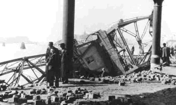 Gezicht op de door de Duitse Wehrmacht veroorzaakte havenverwoestingen aan de Rijnhaven