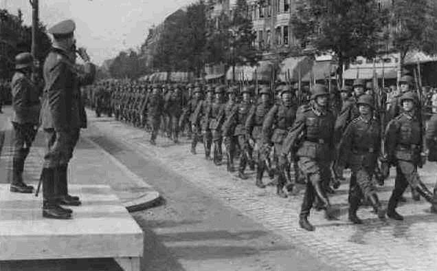1940; Middellandplein: dfil van Duitse troepen georganiseerd ter gelegenheid van de 1e verjaardag van de Duitse inval in Polen. 